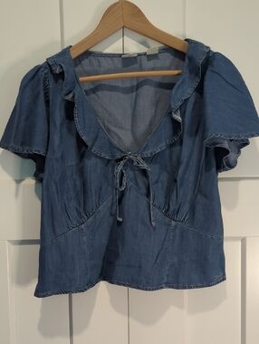 Levis Ruffled Colar Top Size L